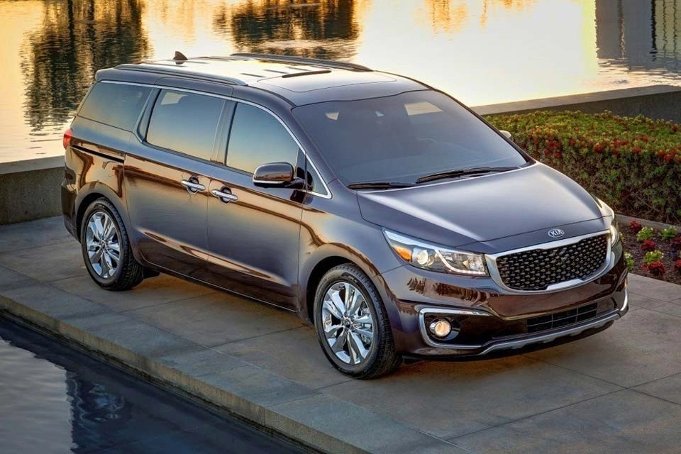 Rent KIAKarneval in Dubai Rotana Star