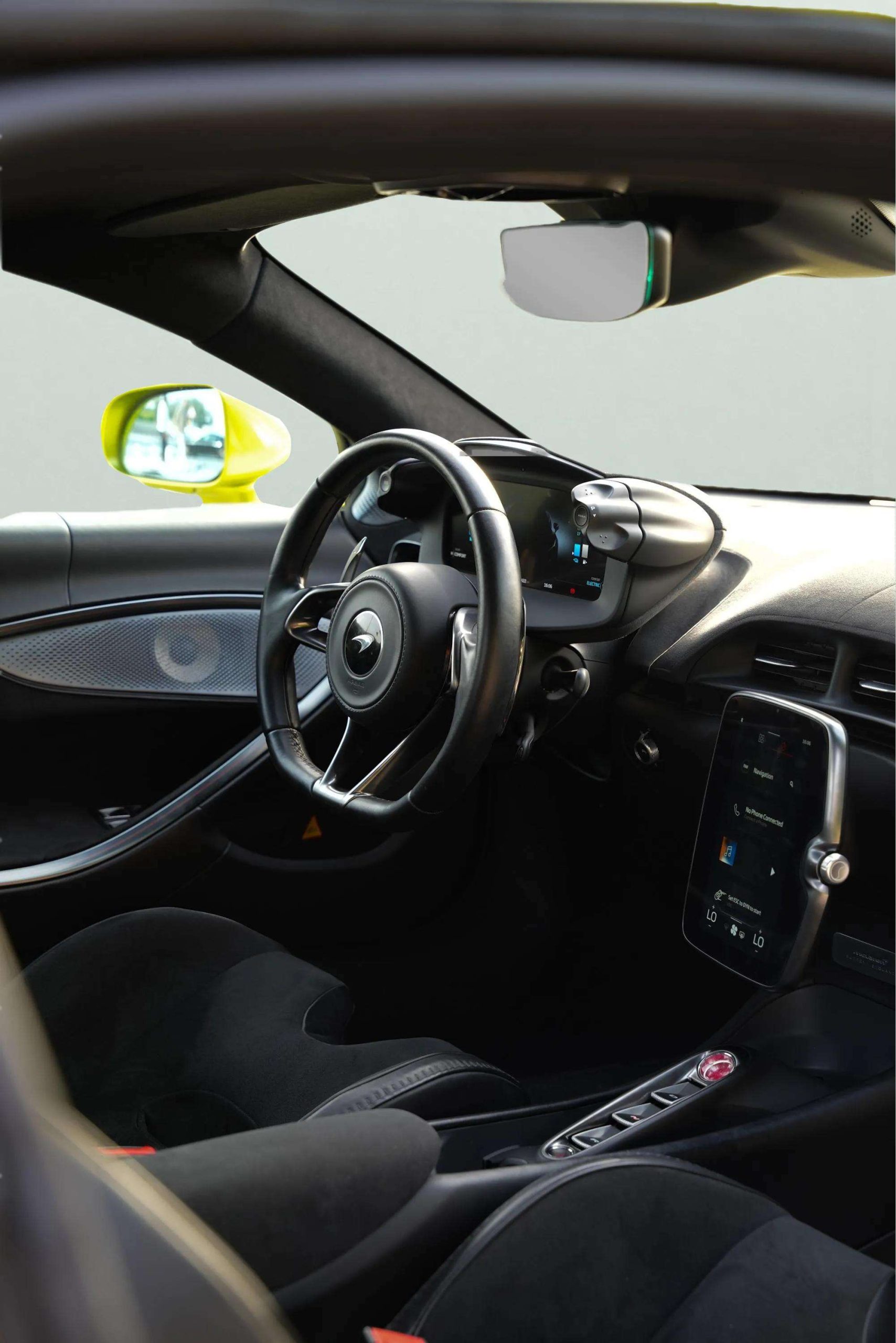McLaren Artura (1)