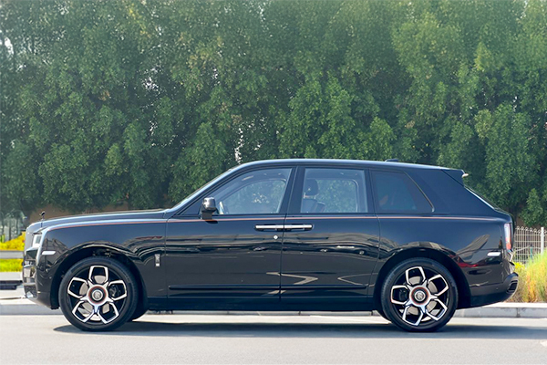 rent Cullinan Black Badge 2