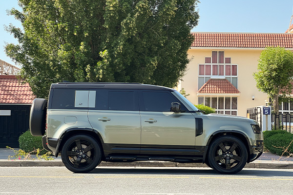 rent Land Rover Defender 3