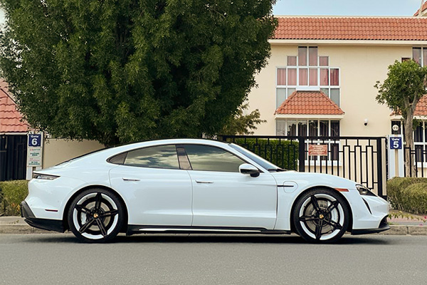 rent Porsche Taycan 3
