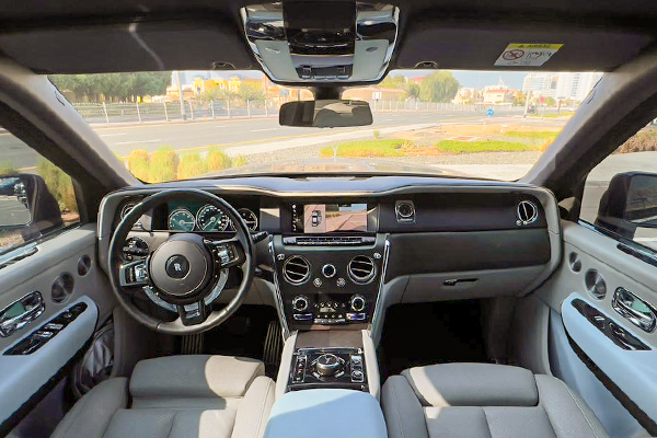 rent ROLLS ROYCE CULLINAN BLACK 3