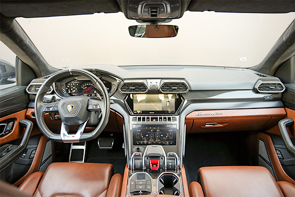 rent URUS Black 4