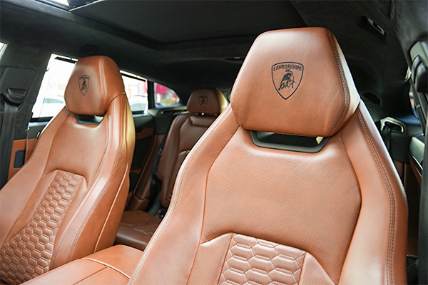 rent URUS Black 5